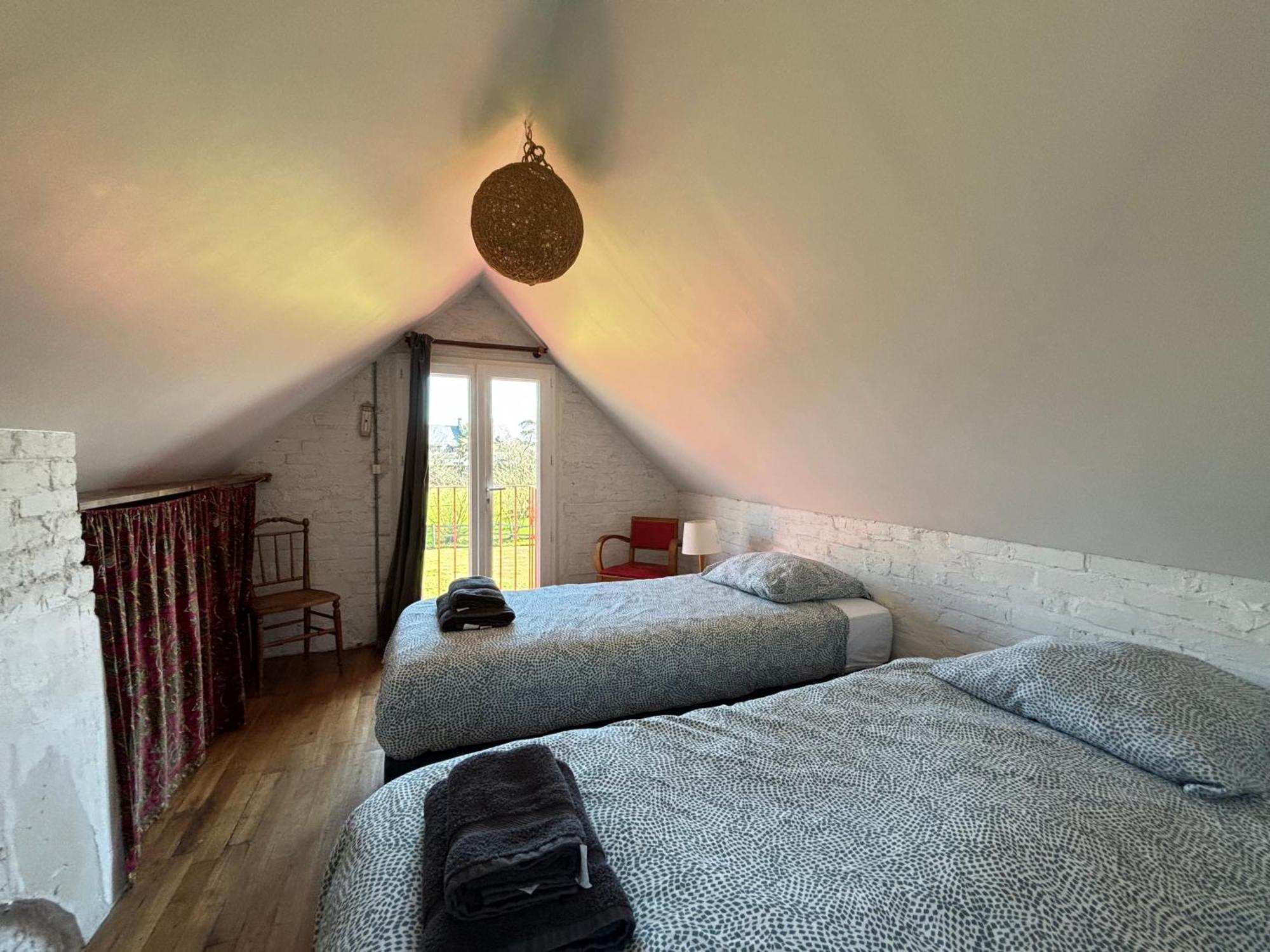 Maison De Campagne Lumineuse Spacieuse Dans Impasse Au Calme A Proximite D'Un Chateau Deux Verandas Grand Jardin Cabane Pour Velos, Pres Port En Bessin Et Bayeux, Proche Plages Du Debarquement Commes Exterior foto